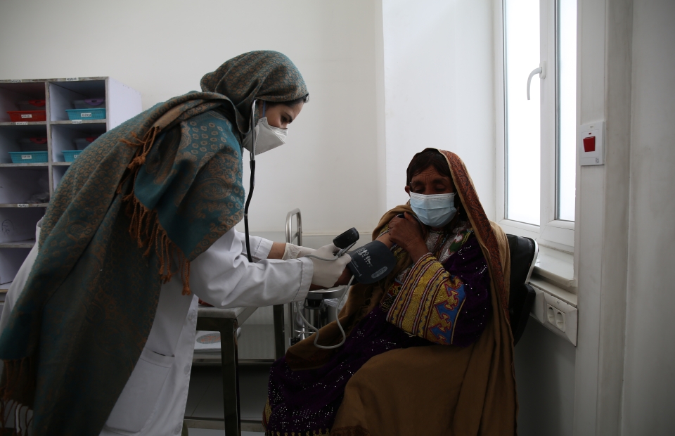 une femme afghane examine une autre femme afghane