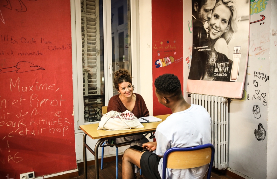 Alleenstaande minderjarige in een kraakpand in Marseille