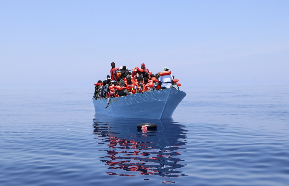 Mensen op reddingsboot