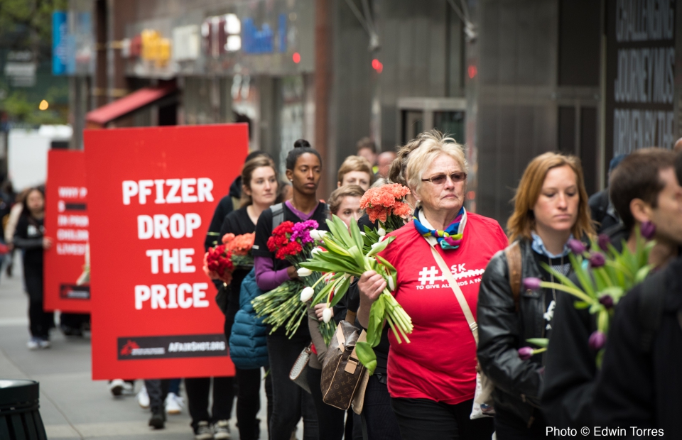 In april overhandigde Artsen Zonder Grenzen 416.000 handtekeningen aan Pfizer, om een lagere prijs voor het vaccin te vragen. © Edwin Torres