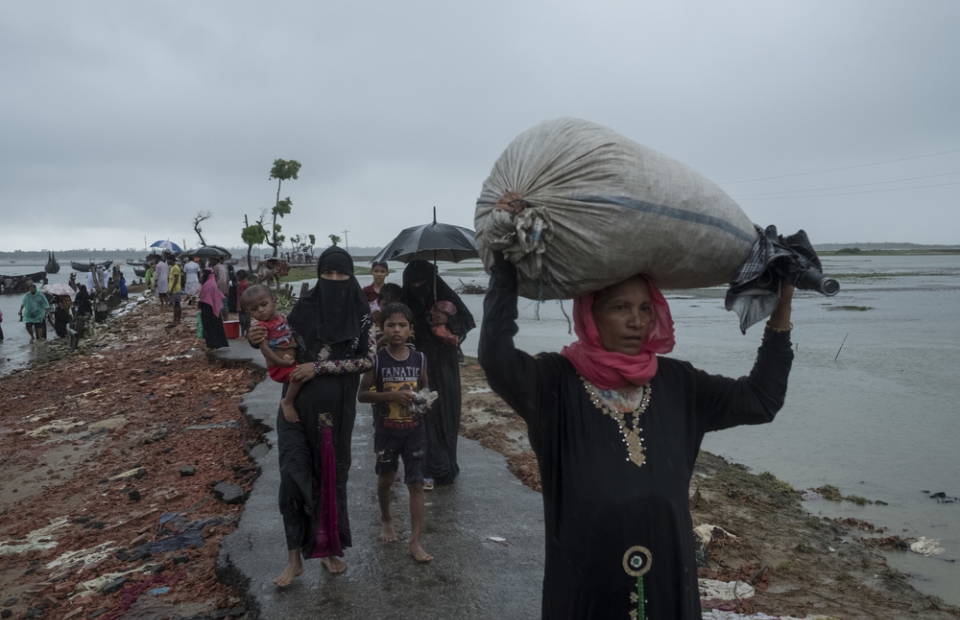 Des réfugiés rohingyas en route vers le Bangladesh © Antonio Faccilongo. Bangladesh, septembre 2017.