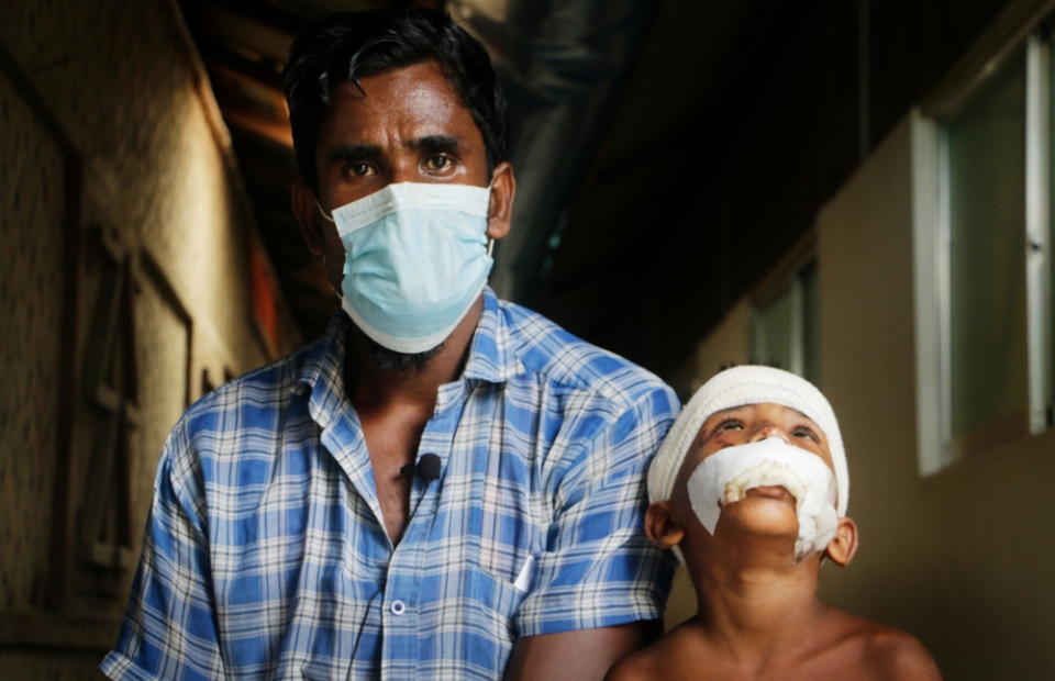 Abu Siddik est originaire de l'État de Rakhine au Myanmar. Il vit maintenant dans un camp de réfugiés à Cox’s Bazar avec ses deux filles, trois fils et sa femme. Sur la photo, il se trouve à l'hôpital MSF de Kutupalong avec son fils de cinq ans, Rashid Ullah, qui se remet de certaines blessures © Hasnat Sohan/MSF