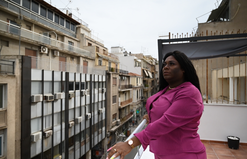 Yuli op een balkon in Griekenland