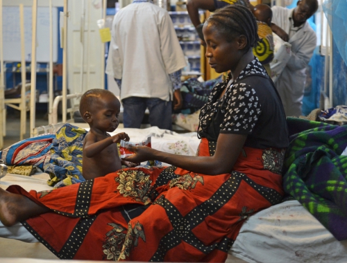 La salle de malnutrition de l'hôpital soutenu par MSF à Masisi © Candida Lobes. RDC, 2017 