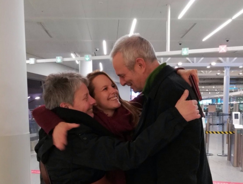 Line met haar familie in de luchthaven van Zaventem.