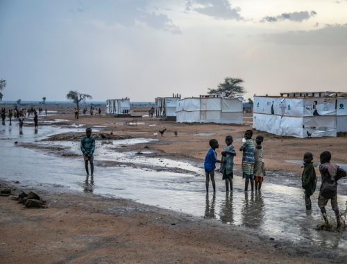 Des enfants jouant dans une petite rivière causée par des pluies abondantes près d'un camp de déplacés dans le nord-est du Nigeria © Igor Barbero/MSF