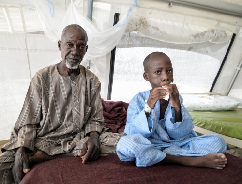 Un homme et son enfant souffrant de malnutrition dans l'Etat de Borno © Aurélie Baumel/ MSF. Maiduguri, 2016.