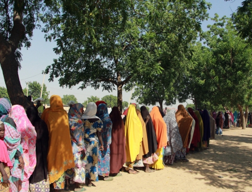 Des femmes nigérianes font la file lors d'une distribution de nourriture © Malik Samuel. Nigeria, 2016.  