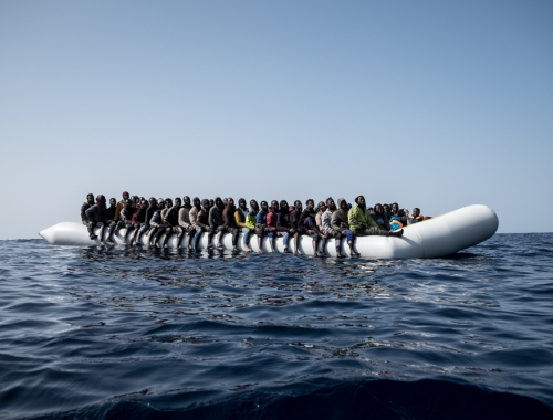 Un bateau en caoutchouc au nord des côtes libyennes. © Marco Panzetti. Italie, 2017.