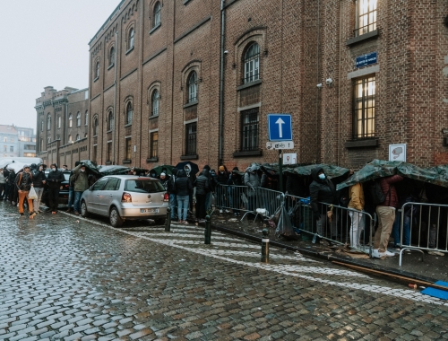 lange wachtrijen voor opvang asielzoekers