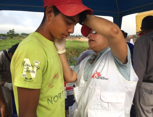 Un patient et un membre MSF à Sifontes © Diana Puyo, février 2019