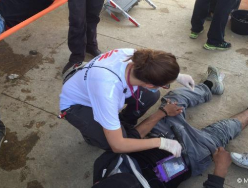 Les équipes MSF prodiguent des soins à un blessé à Idomeni, le 10 avril 2016. © MSF