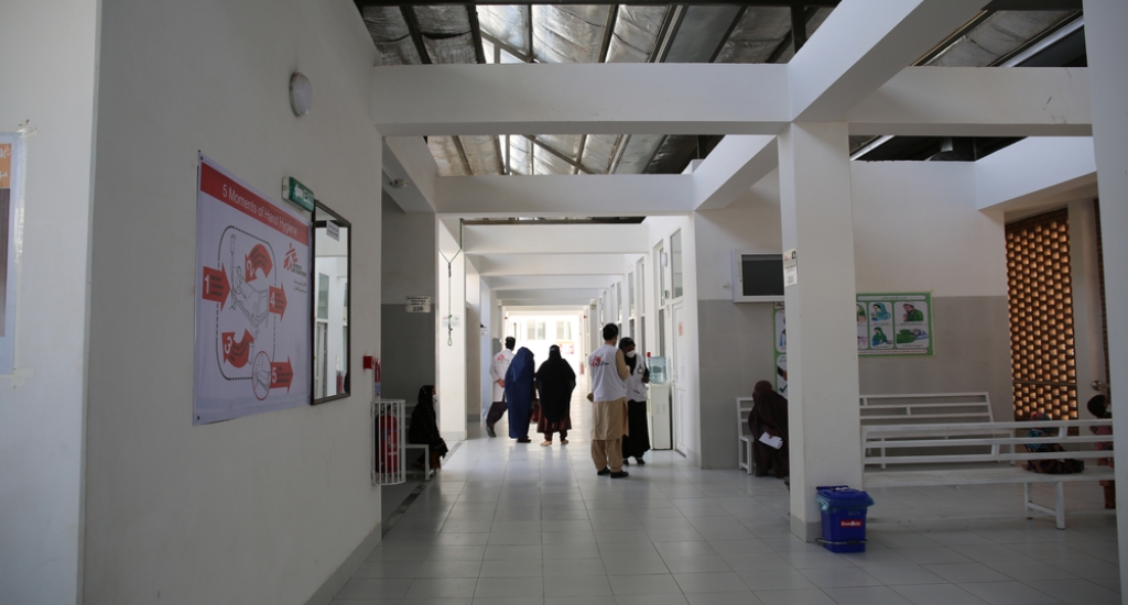 Salle d'attente pour les femmes à l'hôpital de Médecins Sans Frontières (MSF) spécialisé dans la tuberculose résistante aux médicaments (DR-TB) dans la ville de Kandahar, province de Kandahar, Afghanistan.