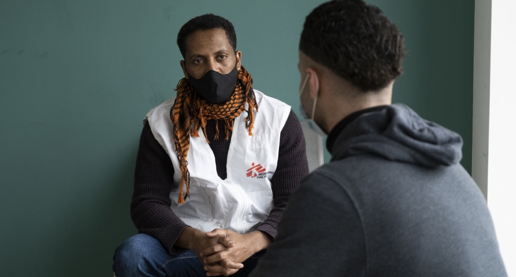 Entretien entre Ibrahim Ahmed (Akku) Akader, médiateur culturel de MSF, et un patient sur le site du Quai des Charbonnages à Bruxelles. 