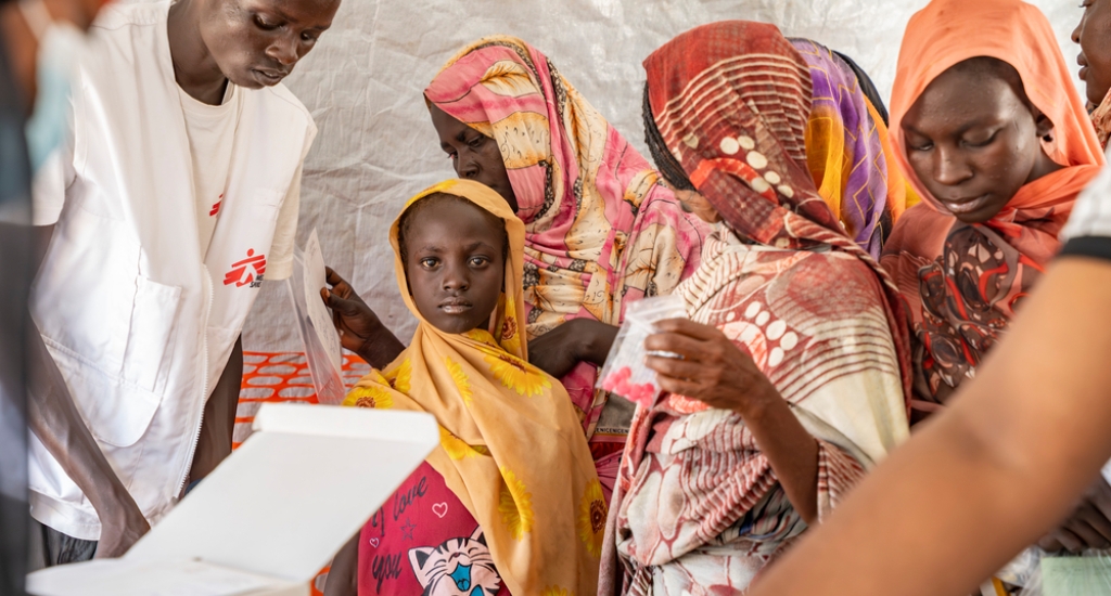 Aisha begeleidt haar moeder naar een mobiele kliniek in Atam, die door AZG wordt gerund voor vluchtelingen die de oorlog in Soedan ontvluchtten. Renk County, Zuid-Soedan, januari 2025.