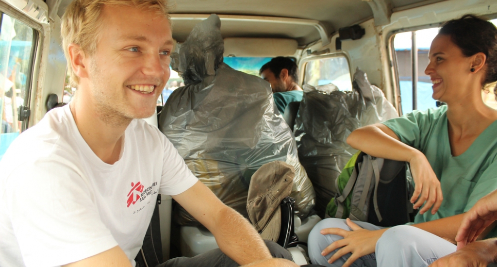 © Martin Zinggl/MSF - Jesse et ses collègues en chemin pour réaliser des activités de sensibilisation auprès des villages alentours (Kolahun, Liberia).