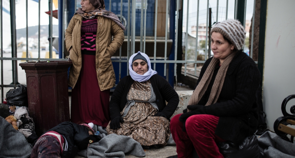 Des femmes et des enfants dans le camp de Moria à Lesbos