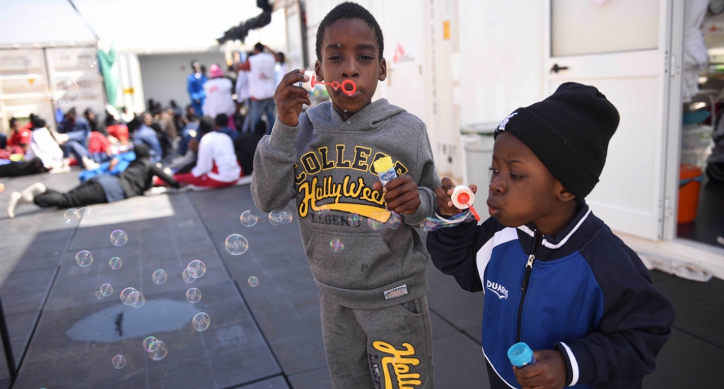 des enfants à bord du bourbon argos