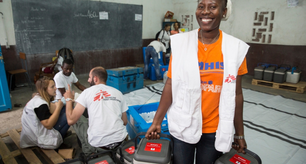 Laetitia supervice tout ce qui concerne le médical sur les trois sites de vaccination gérés par MSF © Dieter Telemans. Kinshasa, 2016.