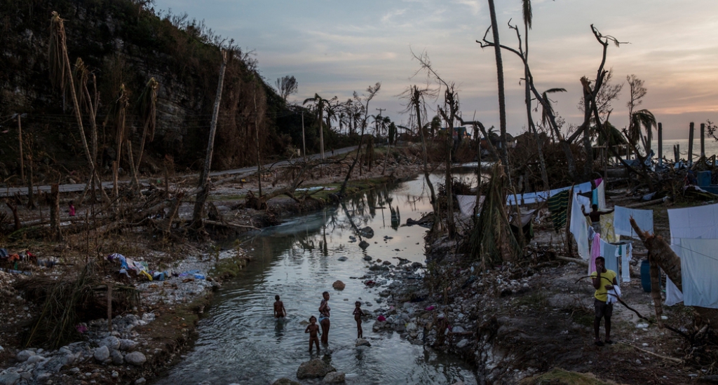 Une famille se lave dans la rivière dans la zone dévastée de Port Salut © Andrew McConnell. MSF. Haïti, 2016.