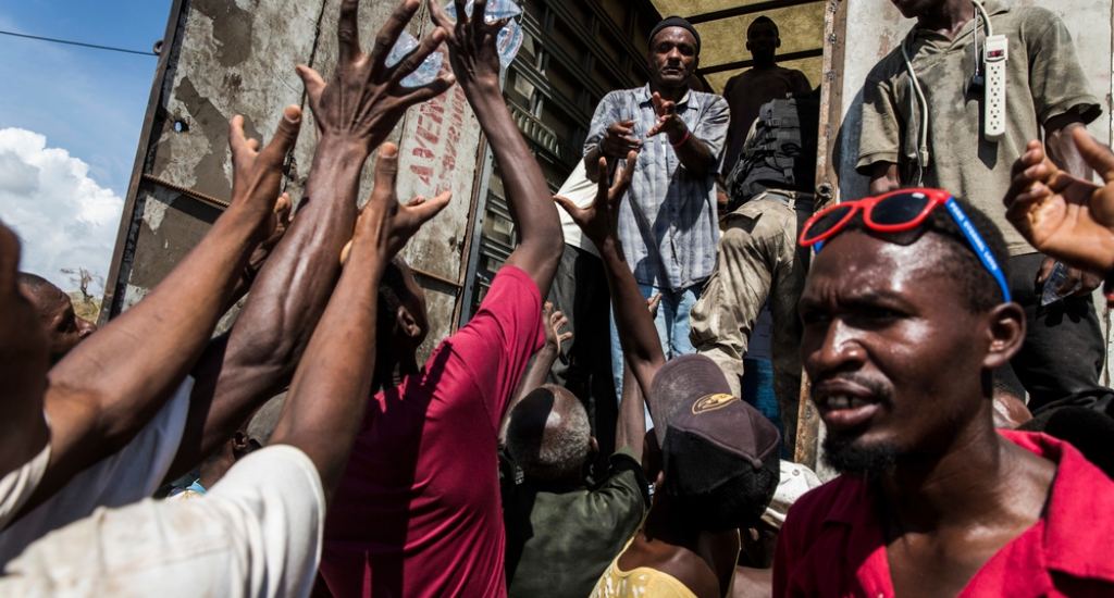 Un camion d'aide distribue de l'eau potable à Roche-a-Bateau où un pont s'est effondré suite à l'ouragan © Andrew McConnell. MSF. Haïti, 2016.