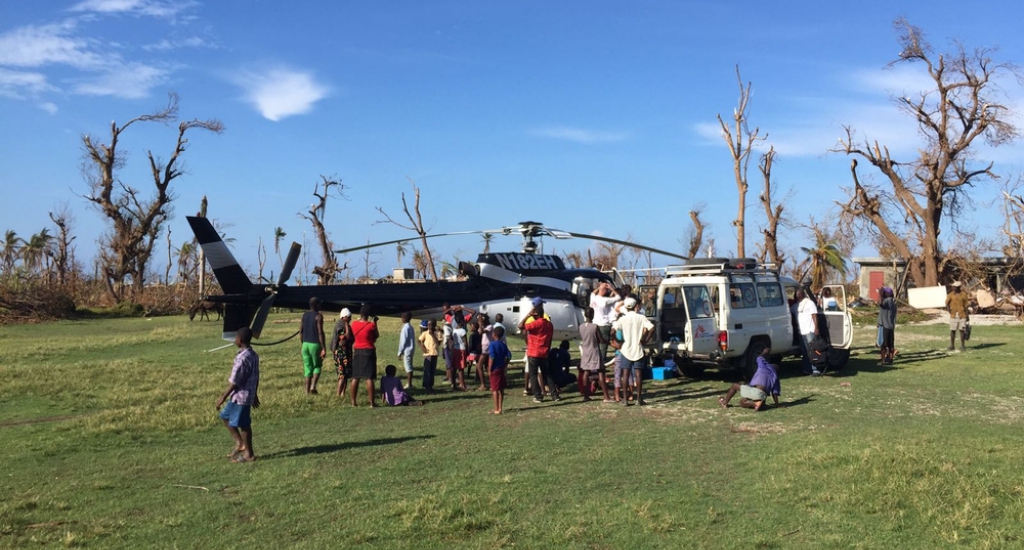 À Port-à-Piment, les équipes MSF chargent un hélicoptère pour une mission exploratoire dans un hôpital inaccessible par la route © Joffrey Monnier/MSF. MSF. Haïti, 2016.