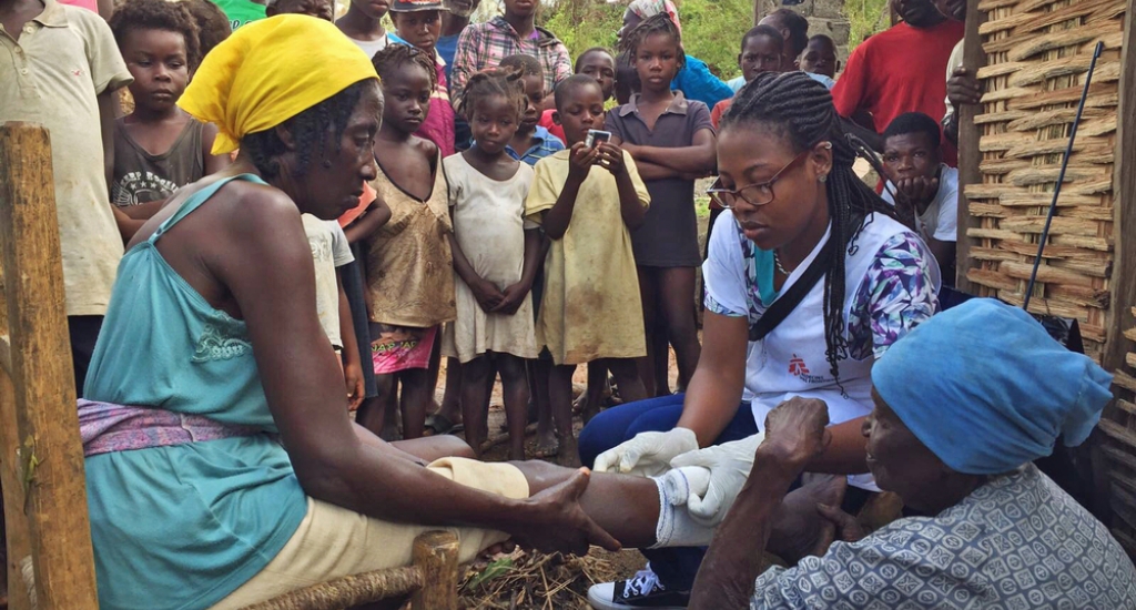 Une infirmière MSF soigne un patient dans la clinique mobile de Nan Sevre, dans les montagnes au nord de Port-à-Piment © Joffrey Monnier. MSF. Haïti, 2016.