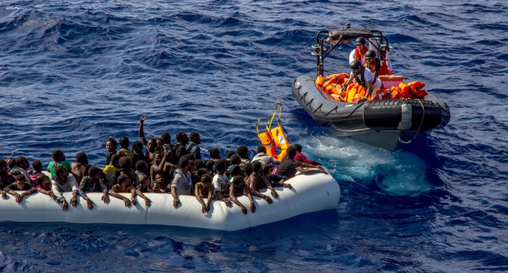 L'équipe de Médecins Sans Frontières approche le bateau de réfugiés et commence à distribuer des vestes de sauvetage © Borja Ruiz Rodriguez/MSF. Mer Méditerranée, 2016.