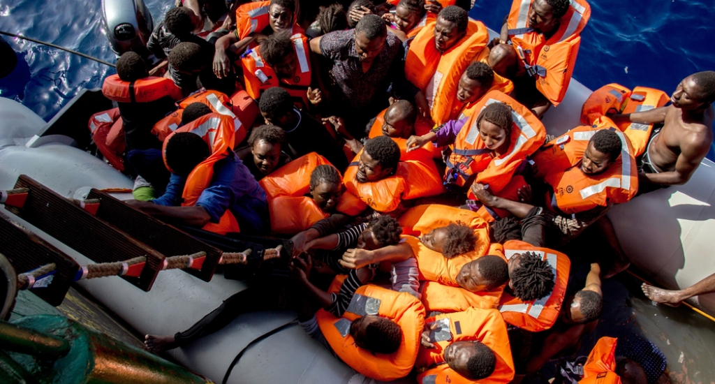 De vluchtelingen komen aan boord van de Bourbon Argos. Daar blijkt dat sommigen chemische brandwonden hebben opgelopen door de brandstof. © Borja Ruiz Rodriguez/AZG