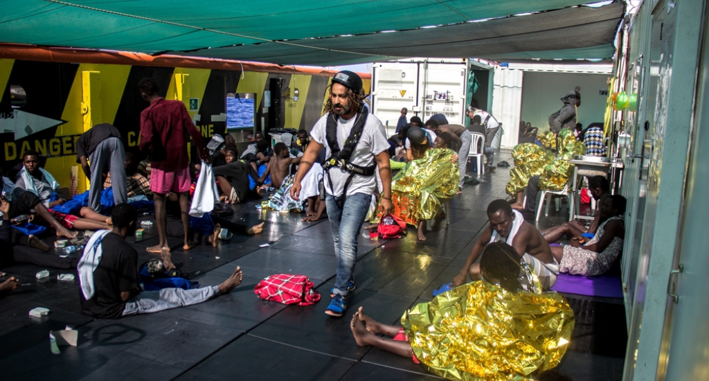 À bord, les réfugiés reçoivent des soins médicaux © Borja Ruiz Rodriguez/MSF. Mer Méditerranée, 2016.